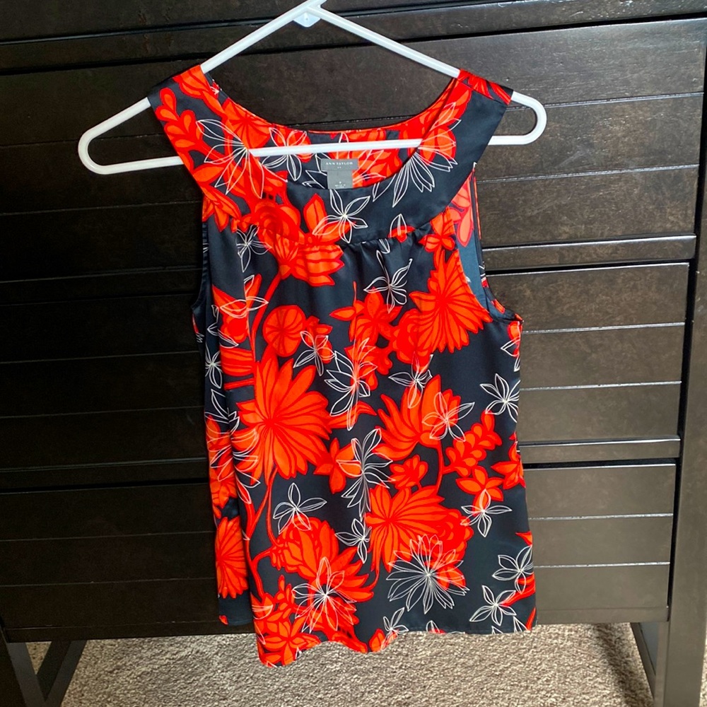 Ann Taylor orange/black/white floral top. Excellent like new condition.